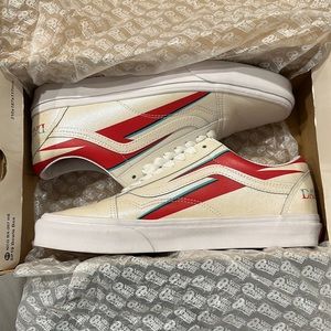 Vans × David Bowie Aladdin Sane Pearl
Leather Old Skool Sneakers